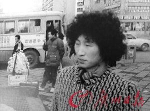 網(wǎng)上流傳的酷似韓國總統(tǒng)李明博年輕時期“男扮女裝”的一張照片。